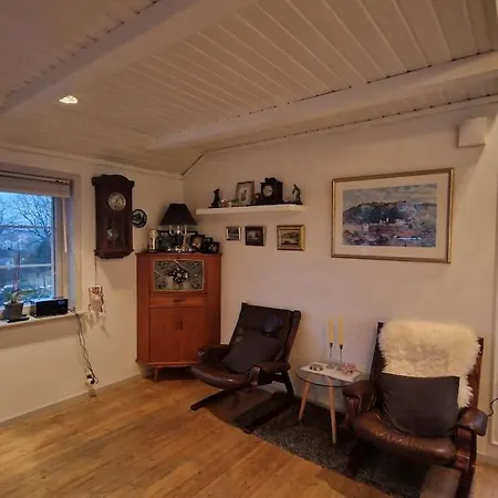 Solrikt Med Kort Avstand Til Byen サンネフヨル