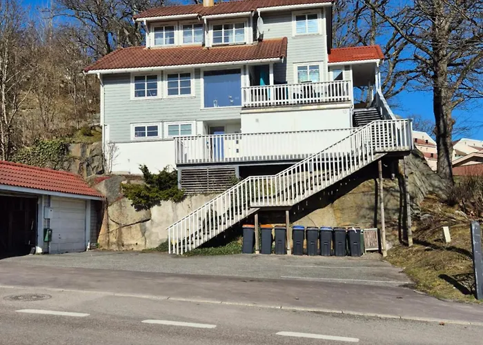 Solrikt Med Kort Avstand Til Byen 산데피요르드